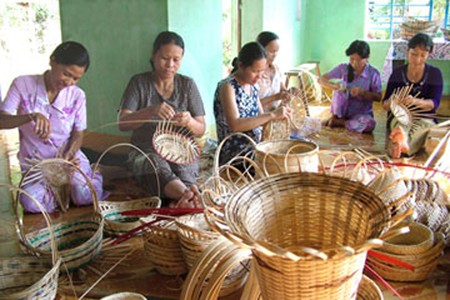 The Vietnam Craft Village Exhibition Fair 2013 opens in Hue - ảnh 1